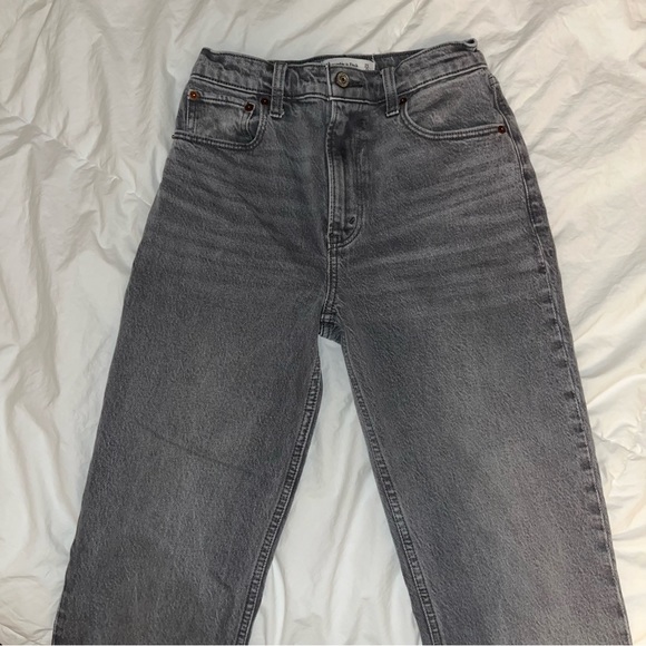 Abercrombie and Fitch Ultra High Rise 90s Straight Jean - Picture 4 of 7